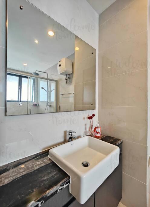 Bay Laurel, Country Garden Danga Bay Homestay By Welcome Home Джохор-Бару Экстерьер фото