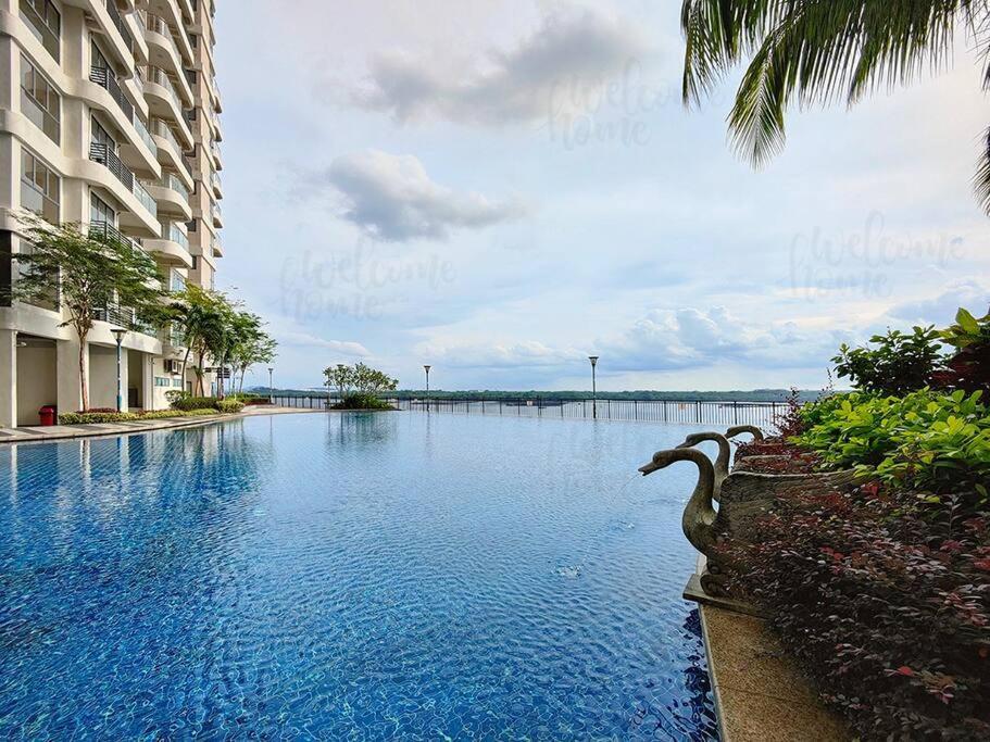 Bay Laurel, Country Garden Danga Bay Homestay By Welcome Home Джохор-Бару Экстерьер фото